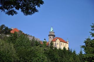 Zámek Hrubá Skála: Prožijte romantiku nad skalami Českého ráje