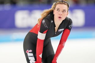 Rivalka Sáblíkové zapózovala pro známý časopis. Intimní partie zakrývají jen huňaté rukavice - Sport.cz