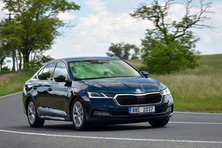 Škoda Octavia IV je na trhu už pět let! Nová stojí klidně milion i víc, ojetou však koupíte už pod 300 tisíc korun - Garáž.cz