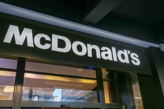 Aktivista vypustil do britského McDonaldu krysy v barvách palestinské vlajky - Novinky