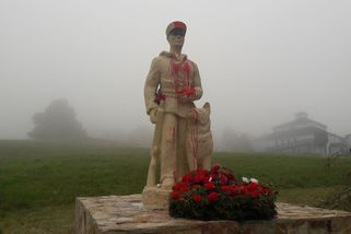 Kontroverzní sochu pohraničníka v Cínovci někdo polil červenou barvou - Novinky
