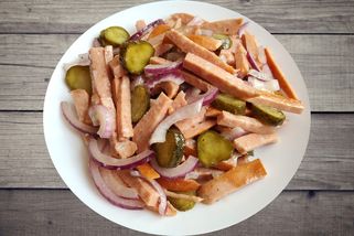 Rychlý a voňavý špekáčkový salát. Lepší předkrm nebo svačinku nenajdete | Vaříme s Mozkem