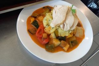 Kontrola si posvítila na školní jídelny v Praze. Zjistila nedostatečnou hygienu i prošlé potraviny