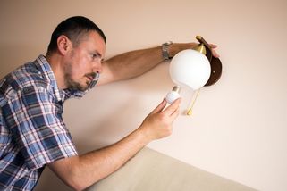 Češi si pořád pořizují ve velkém LED světla. Netuší, že už dávno nejsou nejvýhodnější a prodělávají stovky Kč na energiích »