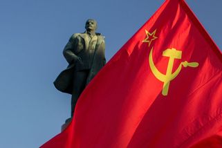 Návrat do SSSR místo „denacifikace“. Okupanti vrátili i sochu Lenina - Seznam Zprávy