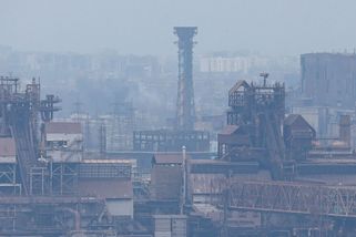 Rusové bez ohledu na Putinův rozkaz dál bombardují Azovstal - Novinky