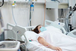 Na dovolené musela s covidem na JIP, přišel účet ve výši půl milionu korun - Seznam Zprávy