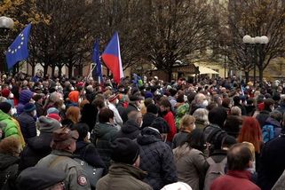 ON-LINE: Národní třídu zaplnily při výročí sametové revoluce desítky tisíc lidí - Novinky