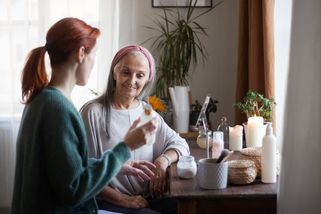 Mám tě ráda, ale nic od tebe nekoupím! Sestra propadla multilevelovému prodeji a my před ní prcháme - Proženy.cz