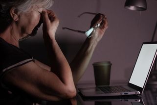 Akcie jí měly vydělat čtvrt milionu, i když je nekoupila. Přišla o desetitisíce korun - Novinky