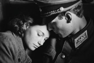 V postelích terezínských dozorců: Svědectví žen, které si přežití vyjednávaly vlastním tělem - Médium.cz