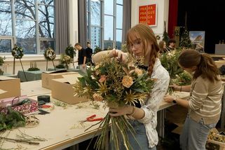 Dívky a chlapci ze zahradnických škol soutěžili ve vánočním aranžování. Trendem je hnědá - Novinky