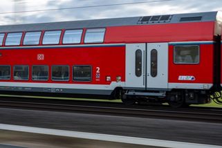 Cestující bez jízdenky v Německu brutálně napadl průvodčí. Škrtil ji a pomočil - Novinky