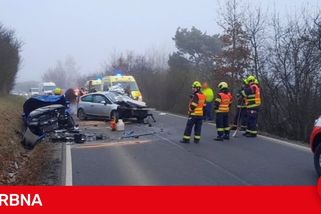 Při čelním střetu dvou osobáků se těžce zranili oba řidiči