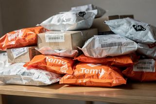 Konec levných balíků z Číny? EU schválila poplatek, který zasáhne Temu i Shein