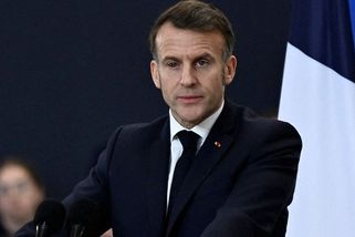 Macron před vojáky předstoupil s krví podlitým okem - Novinky