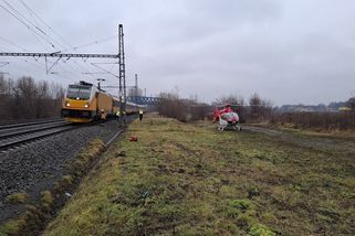 Muž na Přerovsku spadl do kolejiště, vlak projel nad ním. Vyvázl takřka bez zranění - Novinky