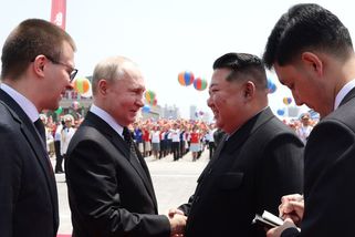 Fotky: Kim hostí Putina s nevídanou pompou. Nechal rozsvítit i Pchjongjang - Seznam Zprávy
