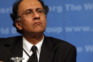 Konec zlatých časů. Místo nich přichází stagflace, ztracené dekády a růst chudoby, varuje hlavní ekonom Světové banky