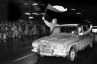 Petr Pithart o 17. listopadu 1989: Komunistický režim padl sám od sebe. Havel čekal "nudnou perestrojku" — HlídacíPes.org