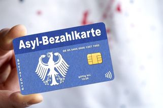 Boj je marný. Aktivisté v Německu masově pomáhají migrantům obelstít systém bezhotovostních dávek - Novinky