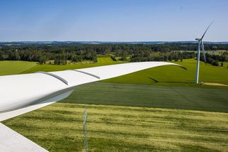 Foto: Výprava na střechu české energetiky. Větrné elektrárny si umí poradit i s bouřkou
