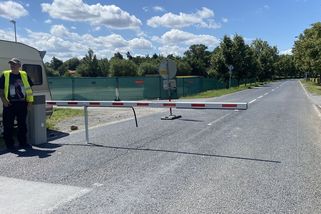 Uzavřená silnice rozděluje Klánovice. Lidé závoru objíždějí i přes trávník - Seznam Zprávy