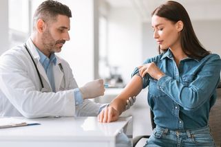 Češi se neočkují a podceňují rizika. Které vakcíny doporučují lékaři v dospělosti a jak často? - Proženy.cz