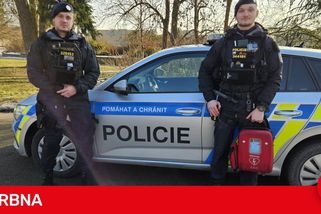 Poklidný večer s rodinou a najednou kolaps. Boj o život muže policisté vyhráli
