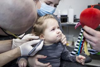 Jako krájet maso tupým nožem: Piercer vysvětluje, proč nastřelování náušnic miminkům škodí