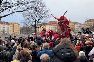 FOTO: Žižkov zaplavily divoké masopustní kostýmy - Novinky