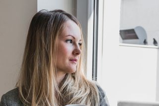 „Tchánovci mě obvinili z nevěry, když za mnou během nemoci dorazil kolega,“ říká paní Adéla. Reakce partnera jí zlomila srdce. Měla jedinou možnost