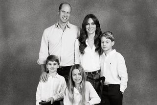 William a Kate zveřejnili vánoční přání: Takhle ležérní jste rodinu ještě neviděli, úzké džíny jsou zase in! - Super.cz