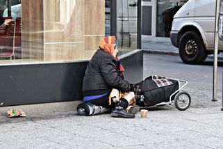 Jak to asi dopadne, když dáte bezdomovci sto tisíc? - Médium.cz