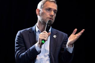 Kázat vodu, pít notičky: Richterová a pirátské zrcadlo ve Sněmovně - Médium.cz