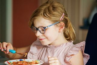 Oběd ve školce je dnes pro stále více dětí luxus. Přibývá rodičů, kteří na něj nemají - Novinky