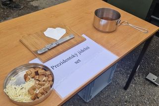 Česnečka v ešusu i jízda hlavou dolů, prezident navštívil vojáky ve Vyškově - Novinky
