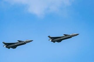 Čínské letectvo se chlubí: Nové stíhačky J-36 a J-50 nebudou mít konkurenci