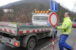 Silničáři určili objížďky kolem zavřeného Břežanského údolí, uzavírka potrvá do konce roku - Novinky