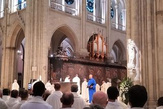 Kardinál Duka jako jediná reprezentace ČR v Notre Dame byl vážně špatně - Médium.cz