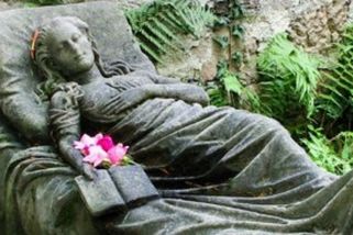 Mrtvá Karolína milovala svého švagra, postavil jí záhadný hrob. Už 158 let jí tam někdo nosí kytici - Médium.cz