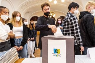 „Přemýšlel jsem nad Piráty, ale hodil jsem to ANO.“ Studenti volí poslance - Seznam Zprávy