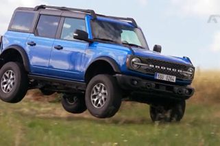 Moderátor Autosalonu vyletěl s autem ze silnice. Po několika metrovém skoku přistál na louce | Autosalon TV Prima