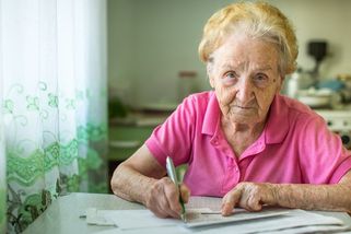 Lidé by si neměli vybírat uspořené peníze naráz, říká k důchodům expert - Seznam Zprávy