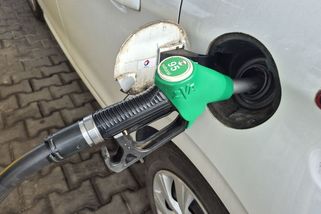 Nafta zlevní hned, benzín nejvíc u dálnic, říká analytik - Novinky