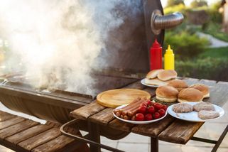 Soused si šel stěžovat na kouřící gril. Řekl jsem mu větu, po které zalezl domů - Médium.cz