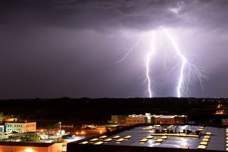 Na Česko se ženou silné bouřky, hrozí supercely i povodně. Mapa ukazuje, kde si dát pozor