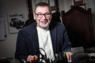 Ani jsem mu nestihl plivnout do polévky.