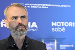 Ten může dělat kampaň leda tak s kabelkou Jany Nag...