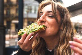 Povaleči z kaváren do polí a továren. Opravdu mladí nemají vlastní bydlení kvůli utrácení za kafíčka a avokáda?